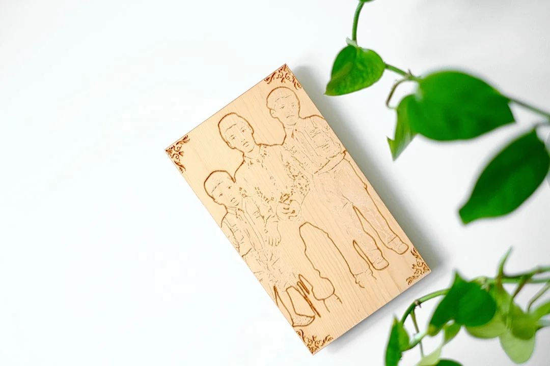 home-img Un smartphone élégant affichant une œuvre dans un décor minimaliste, idéal pour des univers liés à la technologie et au design.